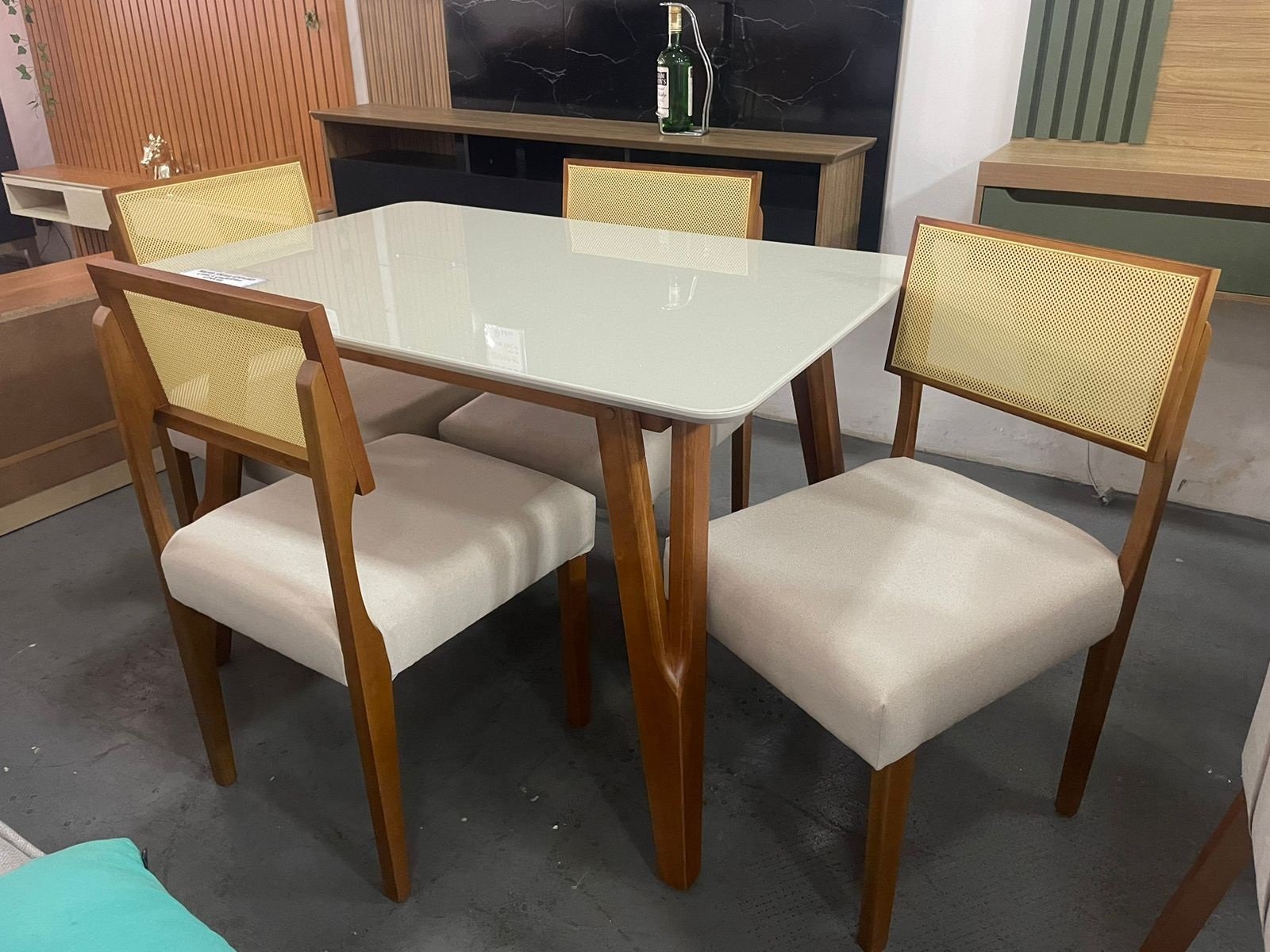 Mesa Siena 120 Mel/Off White com 4 Cadeiras Grécia Mel/Linho Bege – ART ASSENTOS + HR MOVELARIA - Imagem 3
