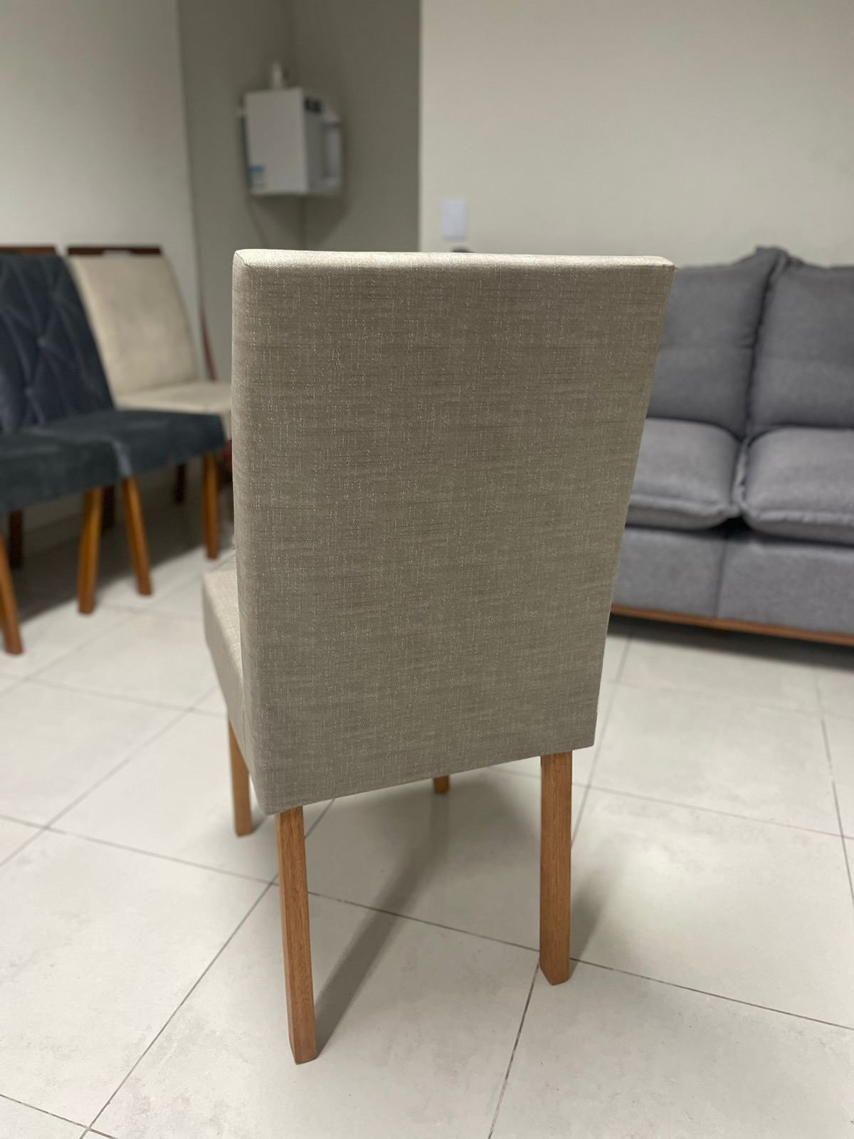 Kit 2 Cadeiras Lara Imbuia Mel Linho Bege 74 – AVALON DECOR - Imagem 3