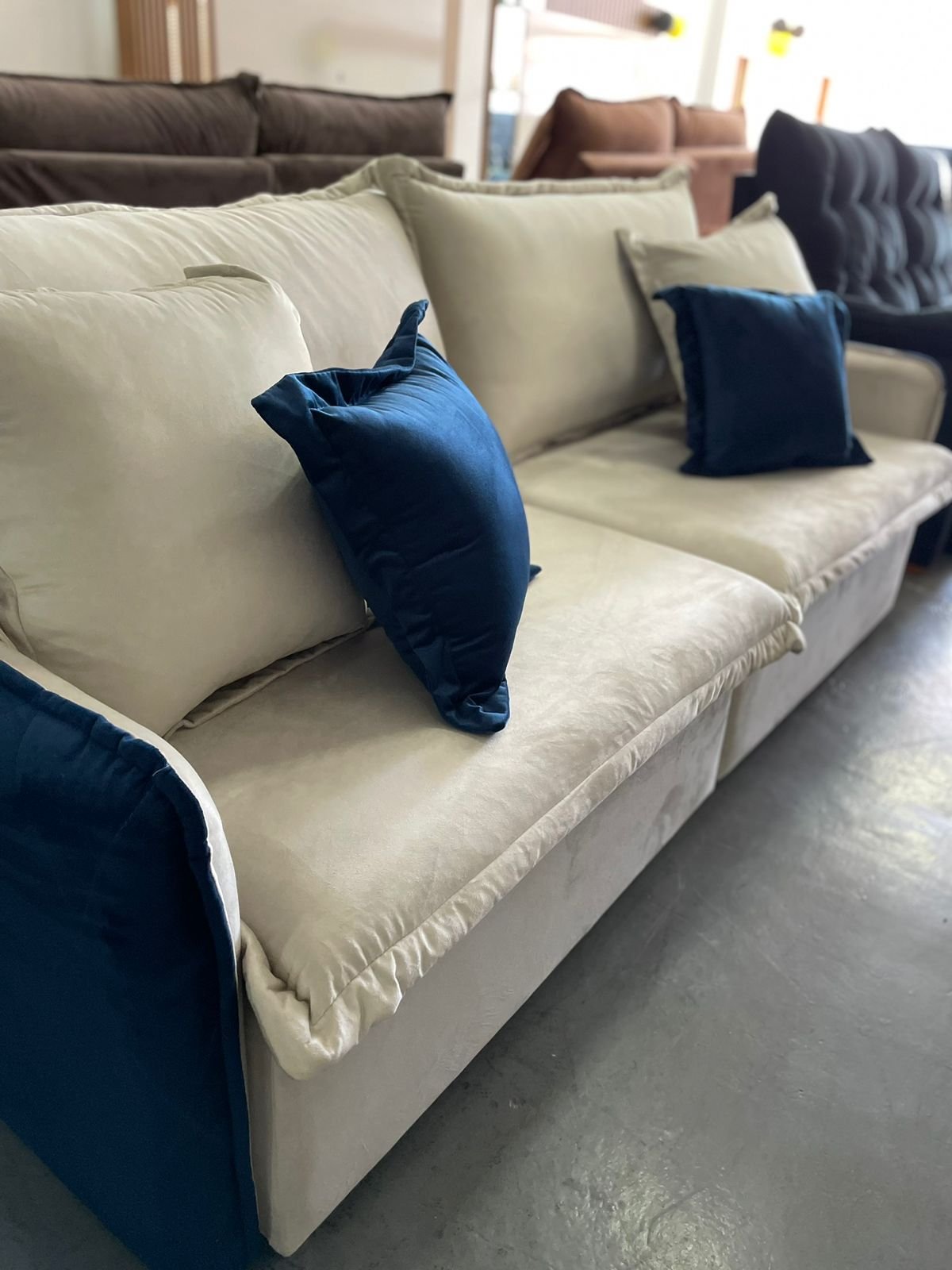 Sofá Cama Retrátil Blog 2,20 m Veludo Marfim/Azul - INNOVE ESTOFADOS - Imagem 6