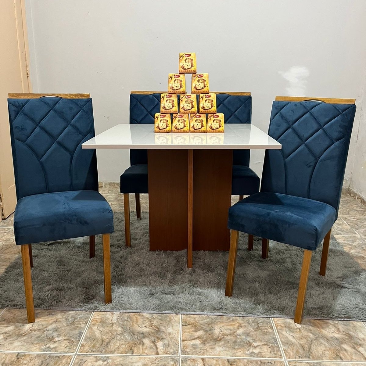 Mesa Los Angeles 120 Cinamono/Off White com 4 Cadeiras Stella Veludo Azul – MINASPLAC + CLEFATOS
